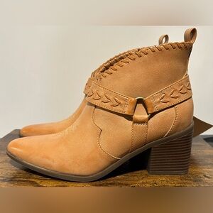FRYE AND CO. Tan Ankle Boots